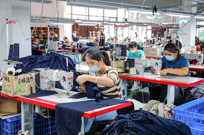 容县弘海服饰工厂店的工人紧张有序地忙碌着。玉林市委宣传部供图